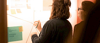 Design Thinking Workshop mit Brainstorming an Ideenwand bei diff communications