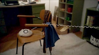 Cover von einem Video von einer jungen Frau, die durch ihre Wohnung läuf und immer älter wird während sie ihr Hörgerät immerzu begleitet