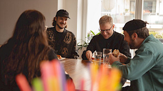 Vierer Team beim Mittagessen
