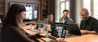 Gruppe kreativer Designer:innen in Kollaboration