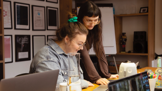 Kreatives Team bei gemeinsamer Projektarbeit im Büro in Nürnberg