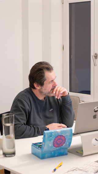 Agenturleitung in konzentrierter Besprechung am Arbeitsplatz