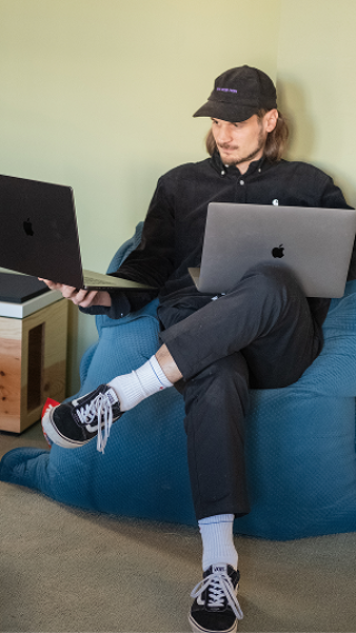 New Work: Mitarbeiter arbeitet flexibel auf Sitzsack