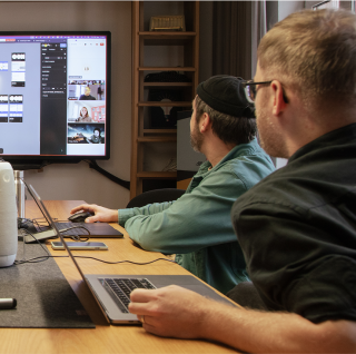 .diffies in einem Hybriden Arbeitsmeeting im Konferenzraum in Nürnberg